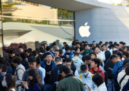 Lancement de l'iPhone Duo : files d'attente aux Apple Stores, disponibilité en store limitée 20 iPhone Duo launch day: Lines form at Apple Stores, walk-in availability limited