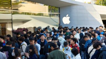 iPhone Duo launch day: Lines form at Apple Stores, walk-in availability limited