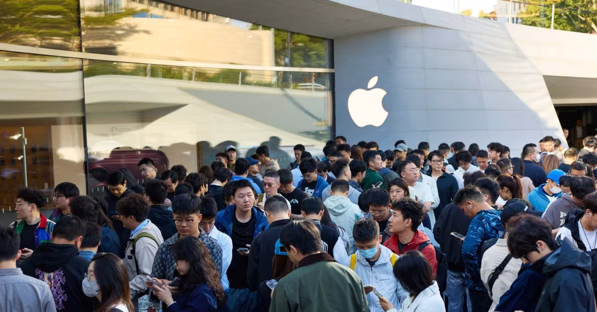 Lancement de l'iPhone Duo : files d'attente aux Apple Stores, disponibilité en store limitée 24 iPhone Duo launch day: Lines form at Apple Stores, walk-in availability limited